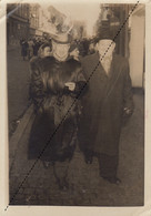 Photo Format Carte Postale Ancienne Carnaval Procession De Binche Folklore Déguisement 13x9cm - Binche