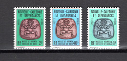 NOUVELLE CALEDONIE  SERVICE N° 38 à 40   NEUFS SANS CHARNIERE COTE  4.00€  MUSEE OREILLER DE BOIS - Officials