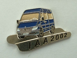 Pin's UTILITAIRE MERCEDES - IAA 2002 - Mercedes