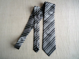 Cravate Sergio Vitti Diagonales Tons Gris Et Blancs. - Krawatten