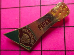 815B Pin's Pins / Beau Et Rare / THEME : BOISSONS / BOUTEILLE DE CHAMPAGNE PIPER-HEIDSIECK - Boissons