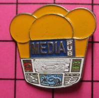 1121 Pin's Pins / Beau Et Rare / THEME : MEDIAS / GROSSE BRIOCHE DOREE / MEDIA PUB - Médias