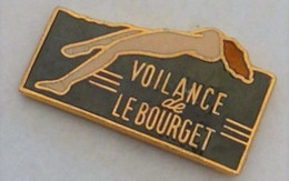 T73 Pin's Voilance LE BOURGET Bas Collant Pin'up Qualité EGF Achat Immédiat - Pin-ups