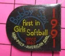 1121 Pin's Pins / Beau Et Rare / THEME : SPORTS / BASEBALL POUR FILLES BOBBY SOX 1991 FIRST IN GIRLS SOFTBALL SINCE 1963 - Béisbol