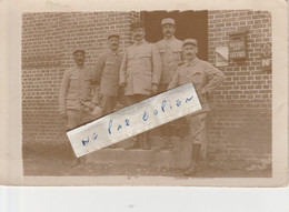 268 ème R.I.T. , 14ème Compagnie - On Pose à Côté De La Boîte Aux Lettres De L'infirmerie ( Carte Photo ) - War 1914-18