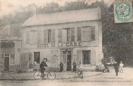 60 Vaumoise Hotel De La Gare Et Vue De La Gare Sous Bois Cpa Carte Avec Animation Vélo Cycliste - Vaumoise