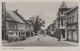 A1804) RÖBEL I. M.  PFERDEMARKT - Alte Belebte Ansicht M. Radfaher AUTO U. Geschäfte TOP !! - Roebel