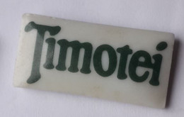 T135 Pin's TIMOTEI Cosmétique Shampoing Porcelaine Signé Thosca Limoges Achat Immédiat - Parfums