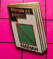 815B Pin's Pins / Beau Et Rare / THEME : MEDIAS / LE MONDE EN POCHE NATHAN LIVRE - Médias