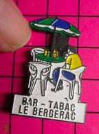 815c Pin's Pins / Beau Et Rare / THEME : BOISSONS / BAR-TABAC LE BERGERAC TERRASSE PARASOL - Boissons