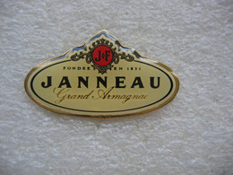 Pin's étiquette Grand Armagnac De La Marque JANNEAU, Fondée En 1851 - Boissons