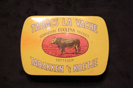 Boite Tabacs LA VACHE Sottegem Gebroeders COOLENS Frères Tabakken 'T KOETJE Zottegem Tabak Tabac Doos Tin Box - Schnupftabakdosen (leer)