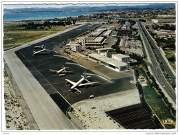 Carte Postale 06. Nice  L'Aéroport  Avion Très Beau Plan - Luftfahrt - Flughafen