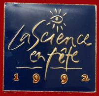 SUPER PIN'S PRESSE-MEDIAS : FR3 "LA SCIENCE En FÊTES" 1992 En émail Base Or Vernissé, Format 1,8X1,7cm - Media