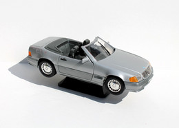 MERCEDES BENZ 500SL - 1989 - SUR SOCLE - ECH:1/18  VOITURE RÉDUIT CABRIOLET GRIS      (0507.11) - Burago