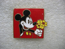 Pin's Mickey Avec Un Bouquet De Fleurs En Main - Disney