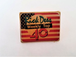 PINS  MEDIA AMERICAIN RICK DEES WEEKLY TOP40 DRAPEAU USA / 33NAT - Médias