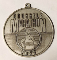 Oude Medaille Bruxelles Brussels Marathon 1987 Running Reclame Becel Vittel Siemens RTBF Asphaltco Sport 80 Magazine - Andere & Zonder Classificatie