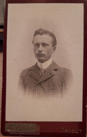 GEKARTONNEERDE FOTO 10.3 X 6.3cm, THIELT, TIELT, PHOTOGRAFIE R. MAES, Foto Van Man - Anciennes (Av. 1900)