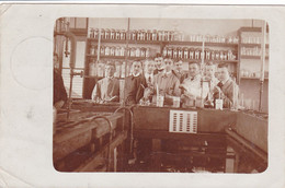 2929/ Fotokaart, Mannen Achter Toonbank ? Keuken? Apotheek? 1910 - Höchst