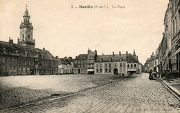 62. CPA - HESDIN - La Place -  Mairie - Commerces -  Scan Du Verso - - Hesdin