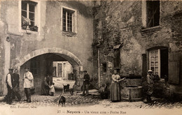 Noyers - Un Vieux Coin Dans Une Petite Rue Du Village - Le Puits Et Les Villageois - Noyers Sur Serein