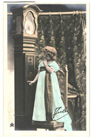 Delcampe - CPA - Carte Postale France-Fantaisie Une Jeune Fille Pensive Debout Sur Une Chaise Devant Sa Pendule   VM40608 - Männer