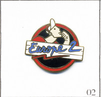 Pin's Média - Radio - Europe 2 - Fond Noir - Cercle Rouge - Diamètre : 24 Mm. Non Estampillé. EGF. T841-02 - Médias