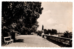 Lavaur Jardins De L'éveché Et Statue De Las Cases Compagnon D'exil De Napoleon Circulee En 1953 - Lavaur