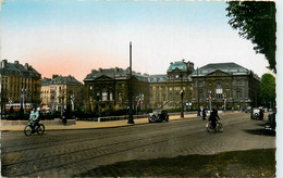 Lille * La Place De La République Et La Préfecture * Automobile Voiture Ancienne - Lille