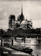 Paris * 1er * Péniche Batellerie Devant Notre Dame - Eglises