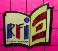 412d Pin's Pins / Beau Et Rare / THEME : MEDIAS / RFI LA RADIO MONDIALE LIVRE OUVERT SALON DU LIVRE - Médias