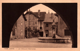 Ugine (Savoie) La Vieille Fontaine Sur La Place De L'Hôtel De Ville - Edition Braun & Cie - Carte Non Circulée - Ugine