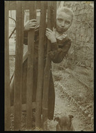 Orig. XL Foto 1902 Kleines Mädchen Im Kleid Schaut Hinter Dem Zaun Vor, Hund, Gartenzaun, Mode Jahrhundertwende - Personnes Anonymes