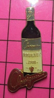 1021 Pin's Pins / Beau Et Rare / THEME : BOISSONS / BOUTEILLE DE BORDEAUX CLASSIQUES 1988 VIN ROUGE - Boissons