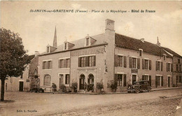 St Savin Sur Gartempe * La Place De La République * Hôtel De France * Automobile Voiture Ancienne - Saint Savin