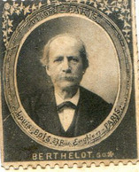 Timbre Représentant Berthelot Dans Un Médaillon Signé Louis Bois, 37 Rue D'Enghien Parissur Le Recto D'une CPA De 1904 - Other & Unclassified