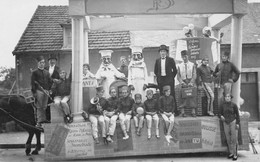 La GUERCHE-sur-l'AUBOIS - Char Cuisiniers Avec Toque, Grooms Musiciens - Carnaval, Cavalcade - Carte-Photo Pierre Blot - La Guerche Sur L'Aubois