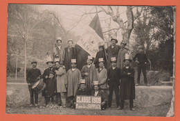 D13 - ROQUEVAIRE - Carte Photo - CONSCRITS - CLASSE 1909 -Sur Le Drapeau : Commune De Roquevaire Vive La Classe 1909 - Roquevaire