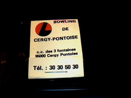 Boîte D' Allumettes Pleine Publicité Cigarette Marlboro Et Bowling De Cergy- Pontoise - Boites D'allumettes