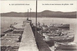 83    Le Lavandou  -  La Jetee Et Ses Bateaux De Peche - Le Lavandou