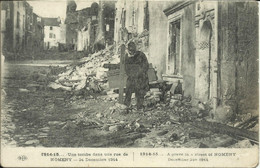1914-15... Une Tombe Dans Une Rue De NOMENY , 24 Décembre 1914 ; A Grave In A Street Of NOMENY December 24th 1914 , µ - Nomeny
