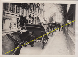 ANCIENNE PHOTO ORIGINALE 24.5.1941 UNE STATION DE FIACRES DANS LA RUE DU PRESIDENT WILSON à VICHY / ABSENCE DE TAXIS - Vichy