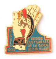 Superbe Pin's OEUVRE DES FAMILLES DE LA GARDE REPUBLICAINE Depuis 1905 - Main - Csaque - Shako - Zamac - Salako- K585 - Militaria