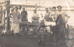 Tours   ?    37          Militaria: Carte Photo. Un Groupe De Militaires . Boucherie En Campagne      (voir Scan) - Tours