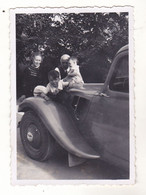 BE21- PHOTO  FORMAT 8 X 6   TRACTION CITROEN 1934 FAMILLE ENFANTS SUR LE CAPOT   VOIR VERSO PAPIER COLLE - Sonstige