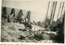 Photo De Soldat Allemand Allongé Dans Le Foin En 1938 ( Noté Et Daté A L'arrière )  ( Début De La Guerre 39-45 ) - Guerra, Militari