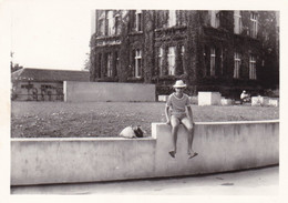 Old Real Original Photo -  Young Boy Sitting On A Wall - Ca. 10.x7.8 Cm - Anonieme Personen