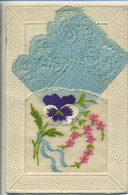 CPA  Fantaisie Brodée Violette Fleurs Sur Une Pochette.. à L'intérieur Pochette Bleue En Dentelle 1923 - Brodées