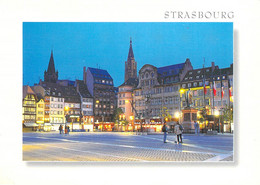 67 - Strasbourg - Crépuscule Sur La Place Kléber - Au Second Plan, La Cathédrale - Strasbourg